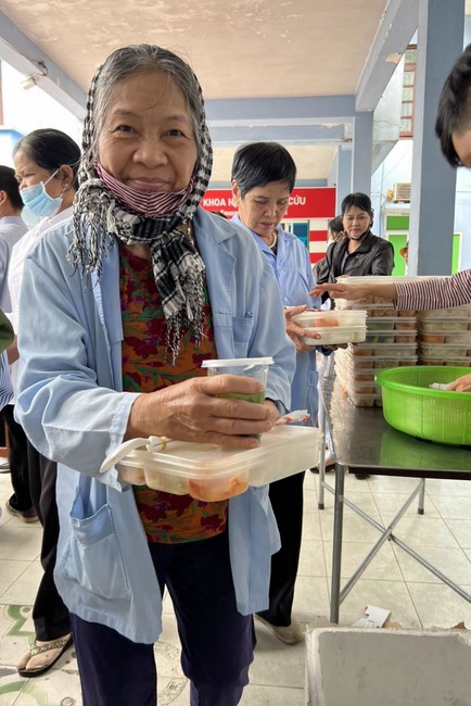 Charity on Shakyamuni Buddha commemoration entering Nirvana, and prostrating five hundred names at Dong Cao Pagoda