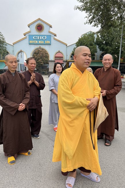 Charity on Shakyamuni Buddha commemoration entering Nirvana, and prostrating five hundred names at Dong Cao Pagoda