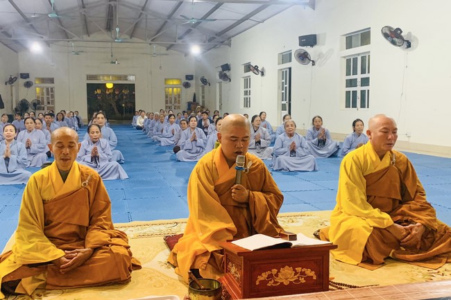 Charity on Shakyamuni Buddha commemoration entering Nirvana, and prostrating five hundred names at Dong Cao Pagoda