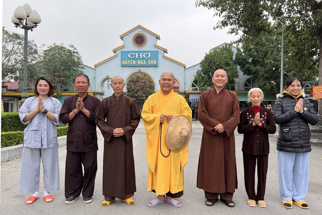 Charity on Shakyamuni Buddha commemoration entering Nirvana, and prostrating five hundred names at Dong Cao Pagoda