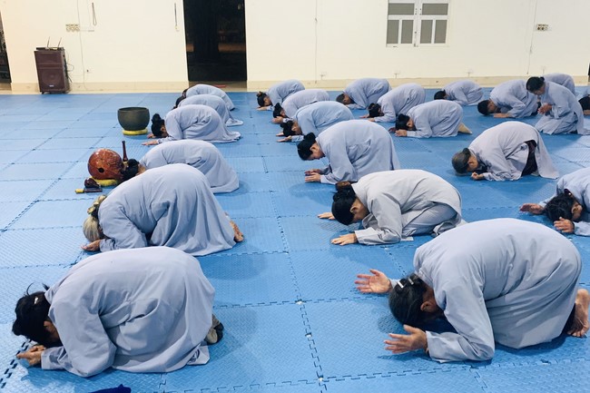 Charity on Shakyamuni Buddha commemoration entering Nirvana, and prostrating five hundred names at Dong Cao Pagoda