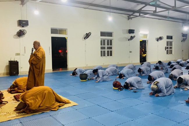 Charity on Shakyamuni Buddha commemoration entering Nirvana, and prostrating five hundred names at Dong Cao Pagoda