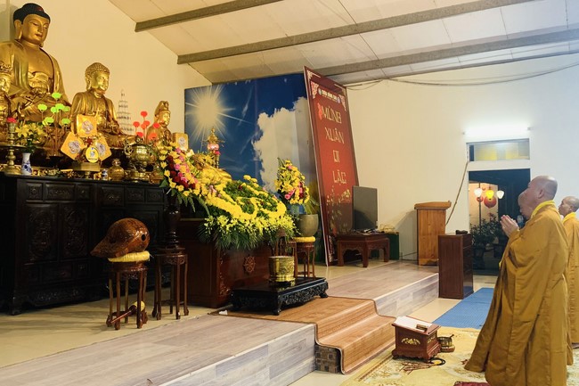 Charity on Shakyamuni Buddha commemoration entering Nirvana, and prostrating five hundred names at Dong Cao Pagoda