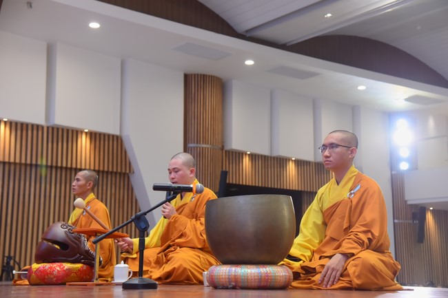 Dharma Talk Getting out of the Fire House in the 99th Seven-Day Retreat