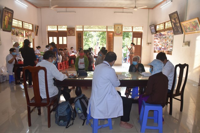 Program of healthy examination - treatment, free medicine and charity gift giving at Dang Phap Pagoda in Binh Phuoc