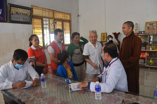 Program of healthy examination - treatment, free medicine and charity gift giving at Dang Phap Pagoda in Binh Phuoc