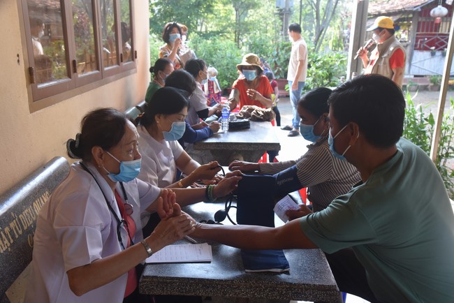 Program of healthy examination - treatment, free medicine and charity gift giving at Dang Phap Pagoda in Binh Phuoc