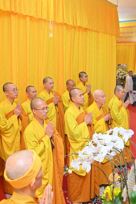 Ritual of visiting and paying homage to Most Venerable Thich Giac Quang’s Body