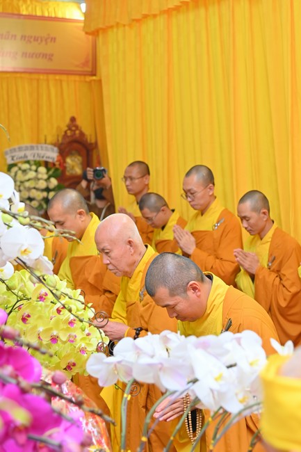 Ritual of visiting and paying homage to Most Venerable Thich Giac Quang’s Body