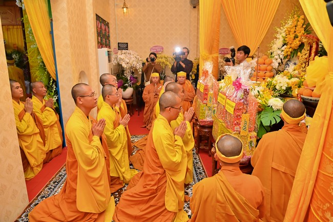 Ritual of visiting and paying homage to Most Venerable Thich Giac Quang’s Body