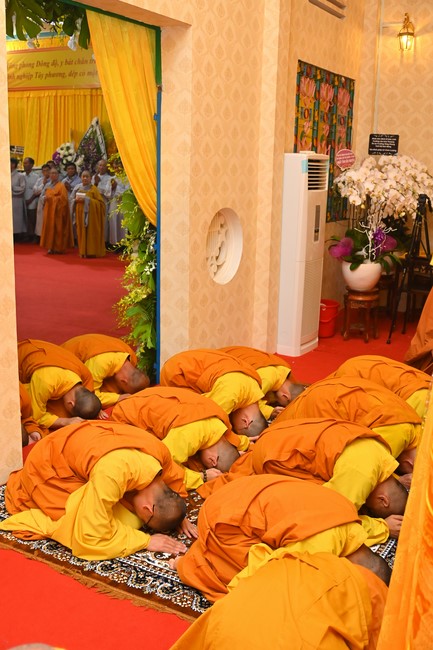 Ritual of visiting and paying homage to Most Venerable Thich Giac Quang’s Body
