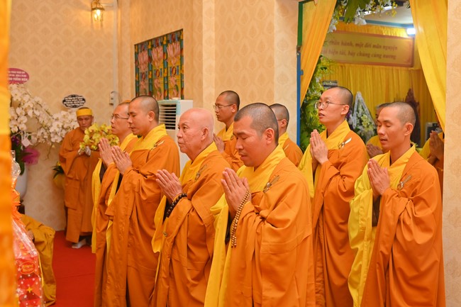 Ritual of visiting and paying homage to Most Venerable Thich Giac Quang’s Body