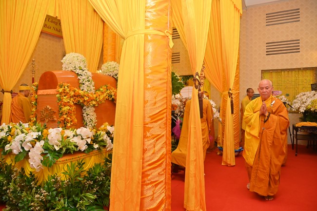 Ritual of visiting and paying homage to Most Venerable Thich Giac Quang’s Body