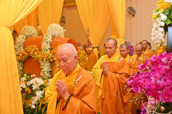 Ritual of visiting and paying homage to Most Venerable Thich Giac Quang’s Body