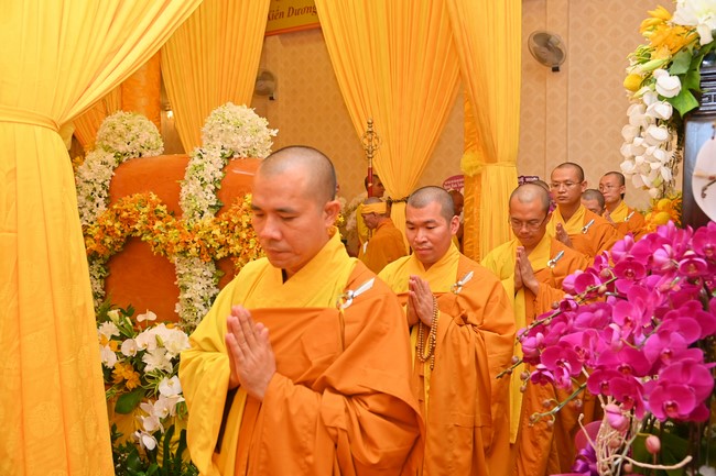 Ritual of visiting and paying homage to Most Venerable Thich Giac Quang’s Body