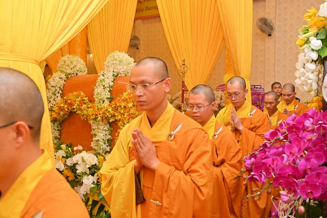 Ritual of visiting and paying homage to Most Venerable Thich Giac Quang’s Body
