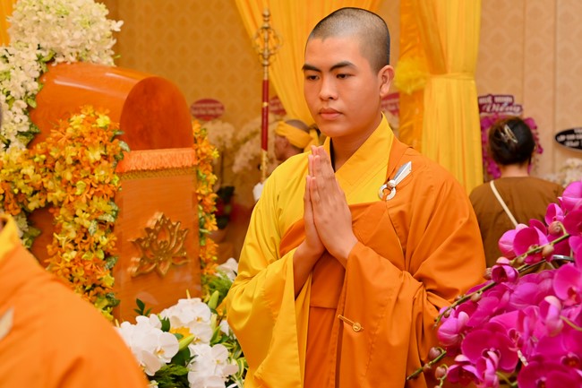 Ritual of visiting and paying homage to Most Venerable Thich Giac Quang’s Body
