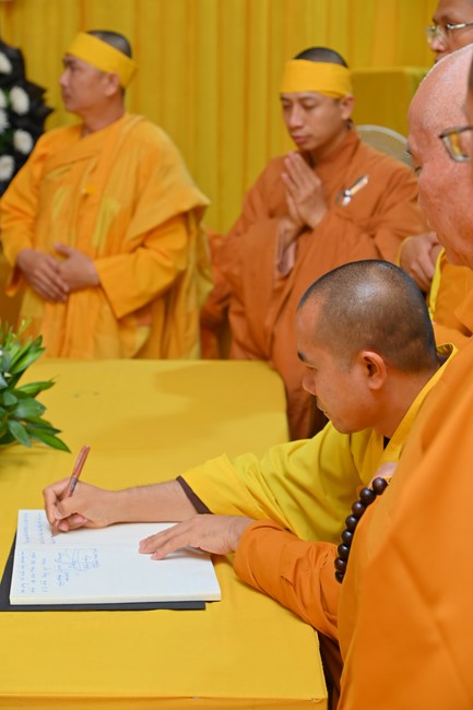 Ritual of visiting and paying homage to Most Venerable Thich Giac Quang’s Body