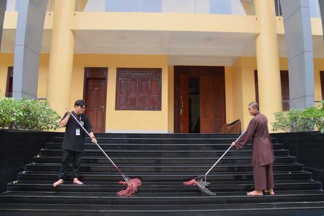 Fourth day of the 99th Seven-Day Retreat