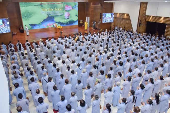 Dharma Talk Four things need to know to live happily in the 99th Seven-Day Retreat