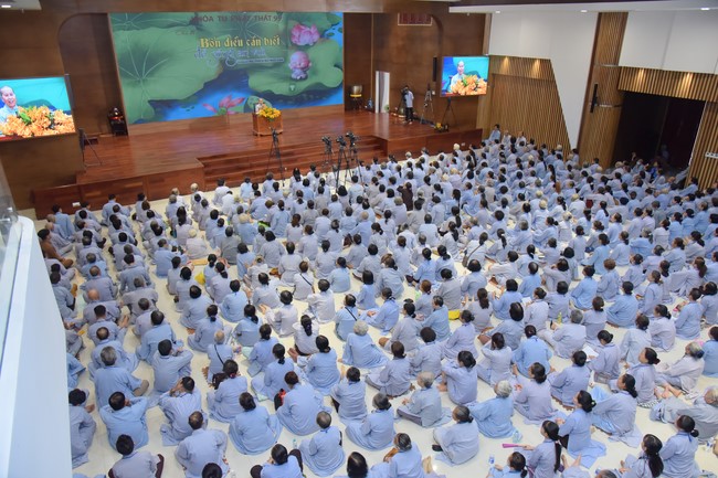 Dharma Talk Four things need to know to live happily in the 99th Seven-Day Retreat