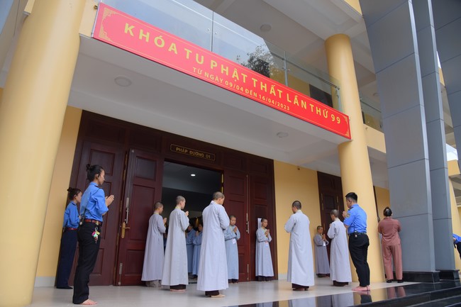 Dharma Talk Four things need to know to live happily in the 99th Seven-Day Retreat