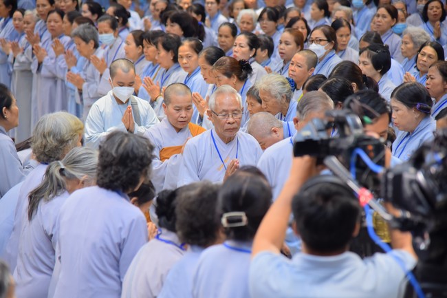 Dharma Talk Four things need to know to live happily in the 99th Seven-Day Retreat