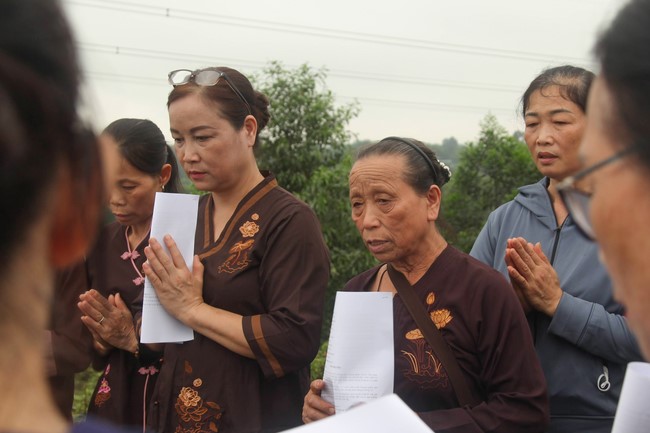 Giving books to Tan Lam Huong Kindergarten and creature freeing of Giai Lam Pagoda - Ha Tinh