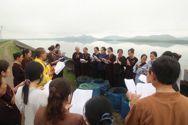 Giving books to Tan Lam Huong Kindergarten and creature freeing of Giai Lam Pagoda - Ha Tinh