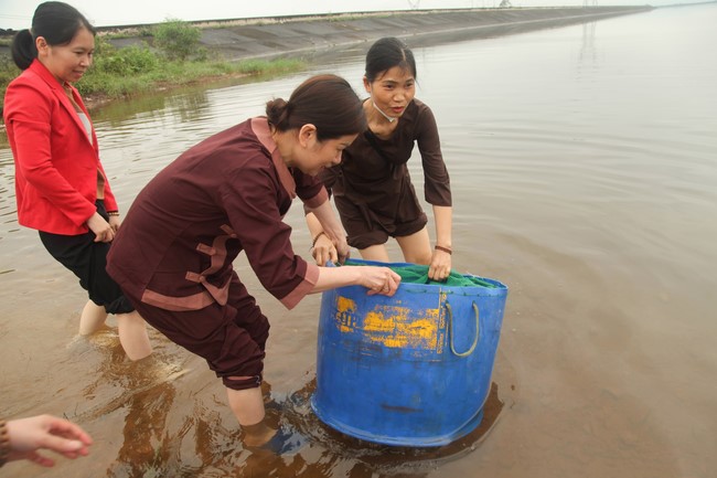 Giving books to Tan Lam Huong Kindergarten and creature freeing of Giai Lam Pagoda - Ha Tinh