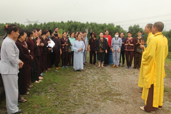 Giving books to Tan Lam Huong Kindergarten and creature freeing of Giai Lam Pagoda - Ha Tinh