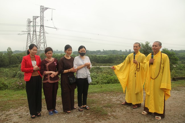 Giving books to Tan Lam Huong Kindergarten and creature freeing of Giai Lam Pagoda - Ha Tinh