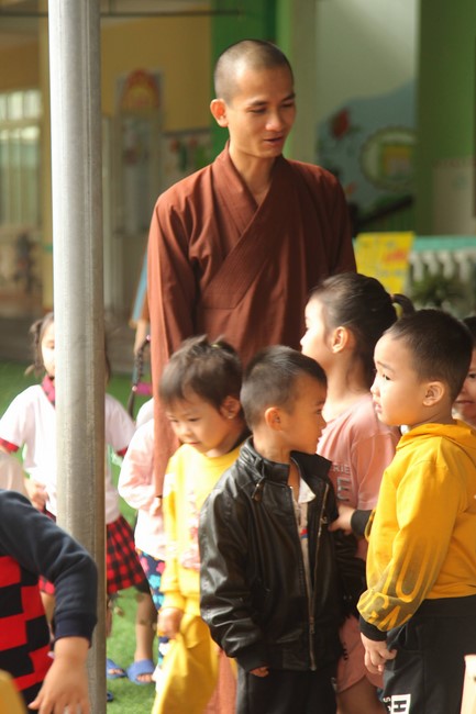 Giving books to Tan Lam Huong Kindergarten and creature freeing of Giai Lam Pagoda - Ha Tinh