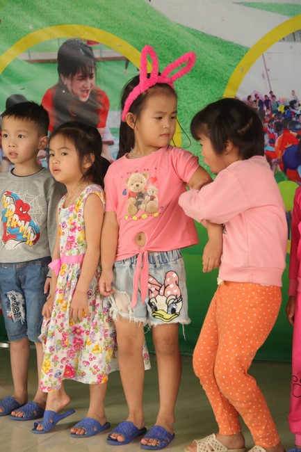 Giving books to Tan Lam Huong Kindergarten and creature freeing of Giai Lam Pagoda - Ha Tinh