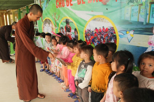 Giving books to Tan Lam Huong Kindergarten and creature freeing of Giai Lam Pagoda - Ha Tinh