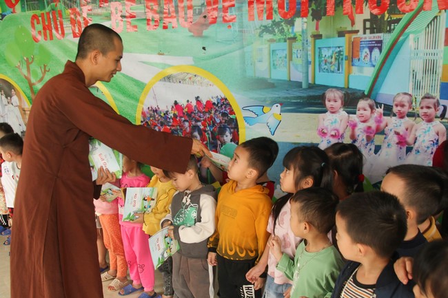 Giving books to Tan Lam Huong Kindergarten and creature freeing of Giai Lam Pagoda - Ha Tinh