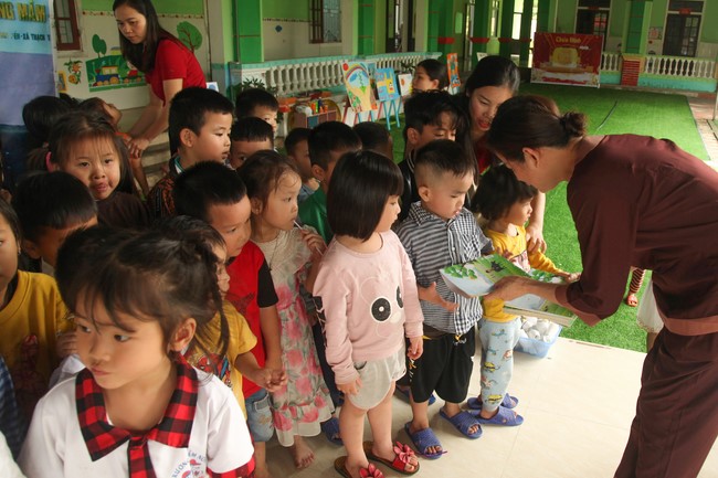Giving books to Tan Lam Huong Kindergarten and creature freeing of Giai Lam Pagoda - Ha Tinh
