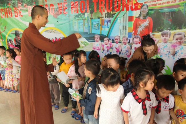 Giving books to Tan Lam Huong Kindergarten and creature freeing of Giai Lam Pagoda - Ha Tinh