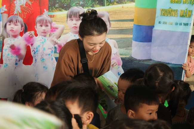 Giving books to Tan Lam Huong Kindergarten and creature freeing of Giai Lam Pagoda - Ha Tinh