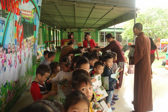 Giving books to Tan Lam Huong Kindergarten and creature freeing of Giai Lam Pagoda - Ha Tinh