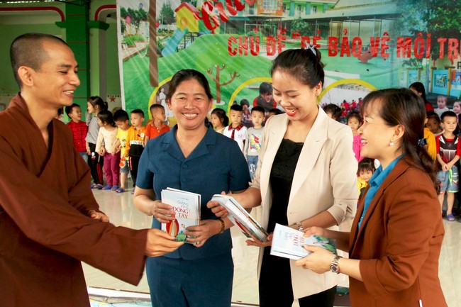 Giving books to Tan Lam Huong Kindergarten and creature freeing of Giai Lam Pagoda - Ha Tinh