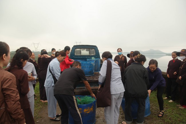 Giving books to Tan Lam Huong Kindergarten and creature freeing of Giai Lam Pagoda - Ha Tinh