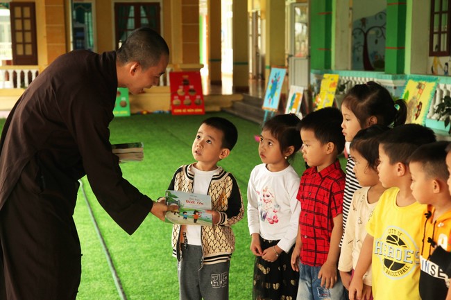 Giving books to Tan Lam Huong Kindergarten and creature freeing of Giai Lam Pagoda - Ha Tinh