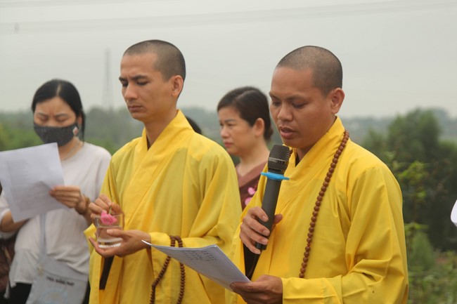 Giving books to Tan Lam Huong Kindergarten and creature freeing of Giai Lam Pagoda - Ha Tinh