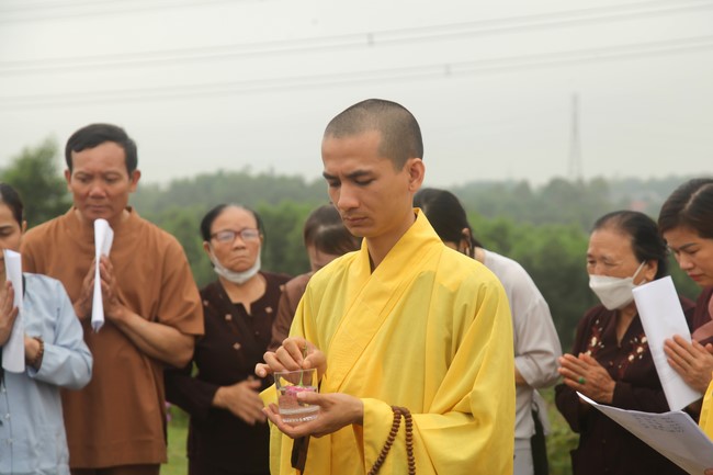 Giving books to Tan Lam Huong Kindergarten and creature freeing of Giai Lam Pagoda - Ha Tinh