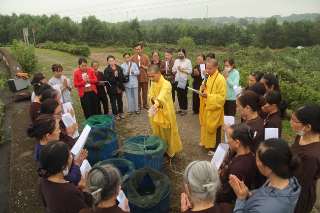 Giving books to Tan Lam Huong Kindergarten and creature freeing of Giai Lam Pagoda - Ha Tinh