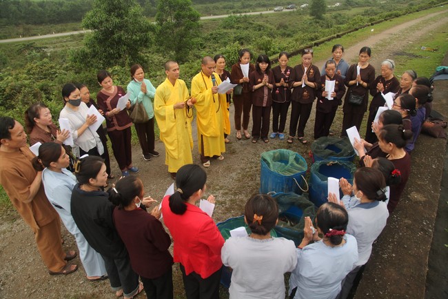 Giving books to Tan Lam Huong Kindergarten and creature freeing of Giai Lam Pagoda - Ha Tinh