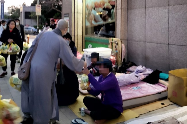 Charity to welcome Bodhisattva Avalokitesvara ‘s Birthday at Linh An Pagoda, Taiwan