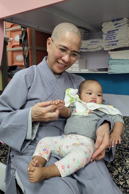 Charity to welcome Bodhisattva Avalokitesvara ‘s Birthday at Linh An Pagoda, Taiwan