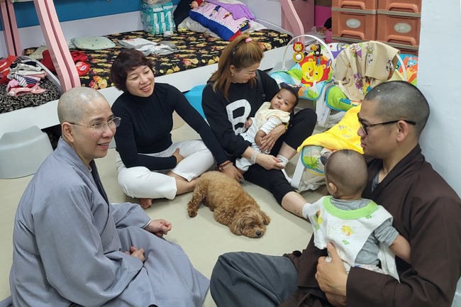 Charity to welcome Bodhisattva Avalokitesvara ‘s Birthday at Linh An Pagoda, Taiwan